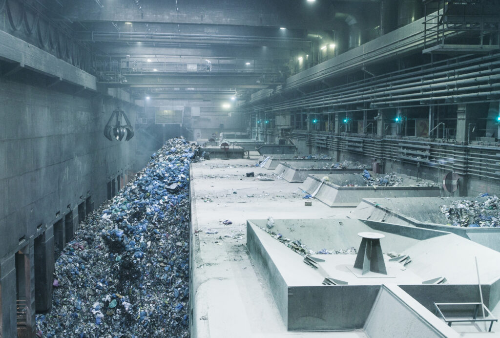 El reciclaje de metales es una práctica importante para reducir los residuos y proteger el medio ambiente.