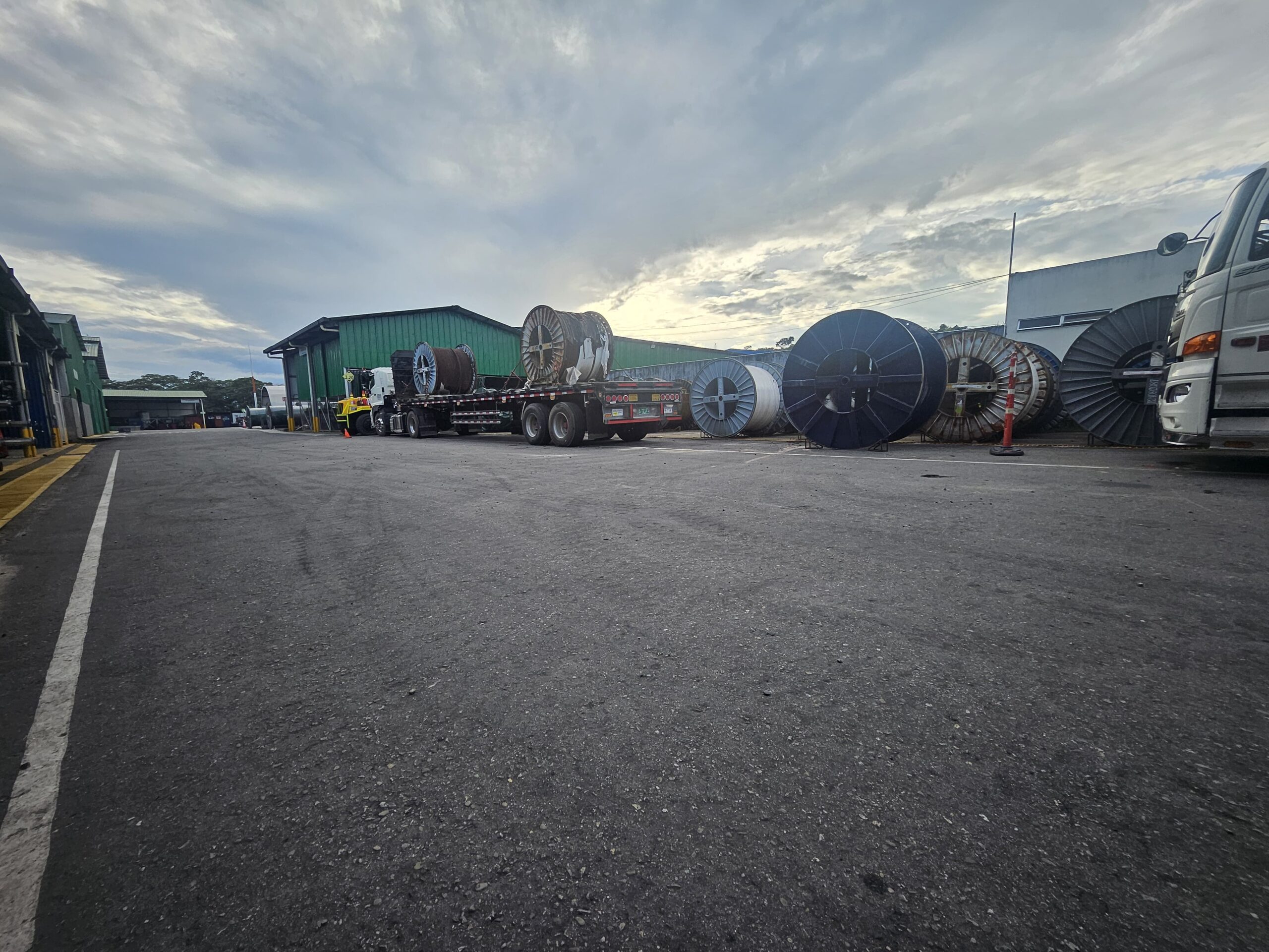 Bodega con lote de activos para remate